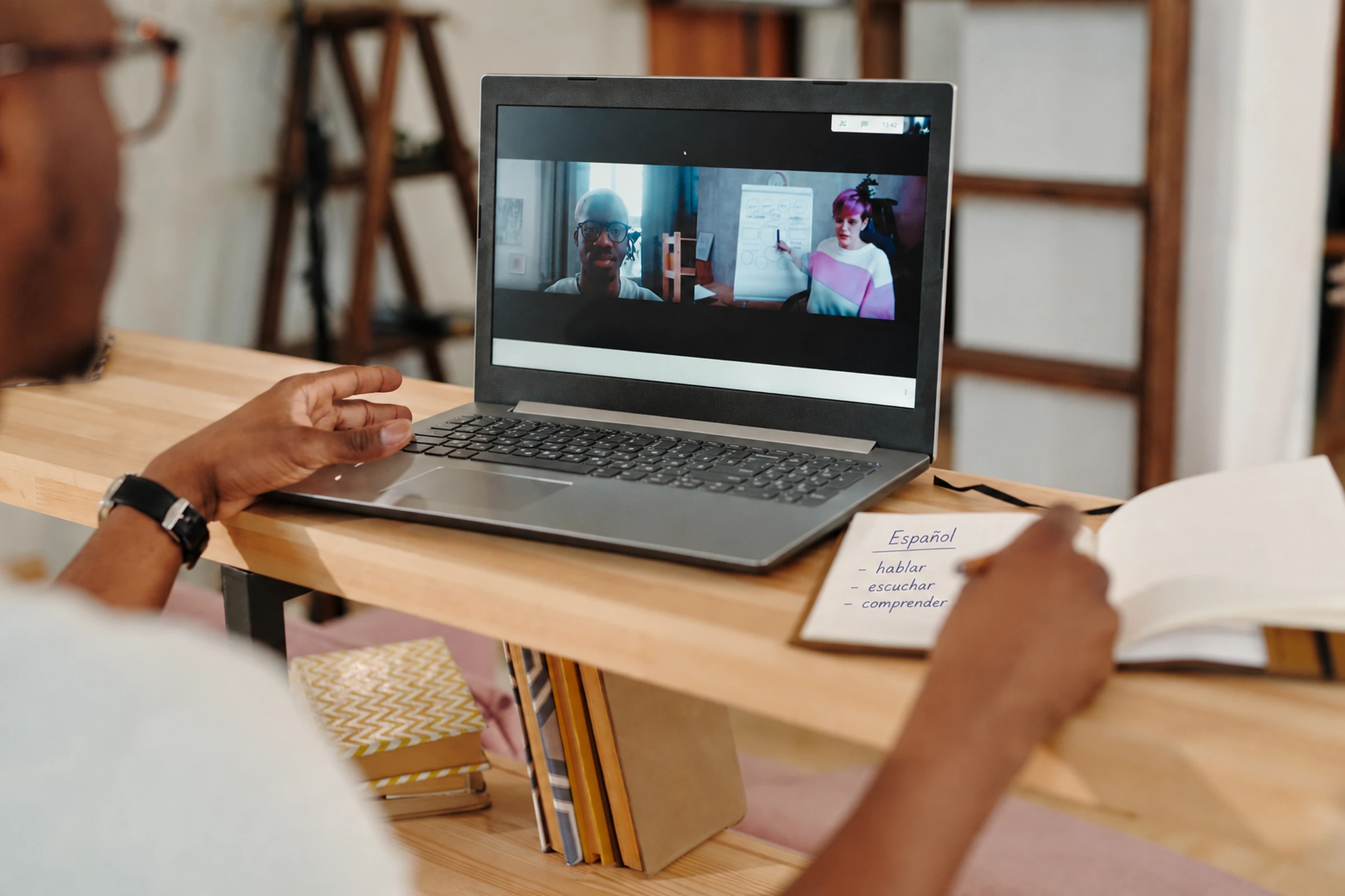Aluno adulto a participar numa aula online de espanhol
