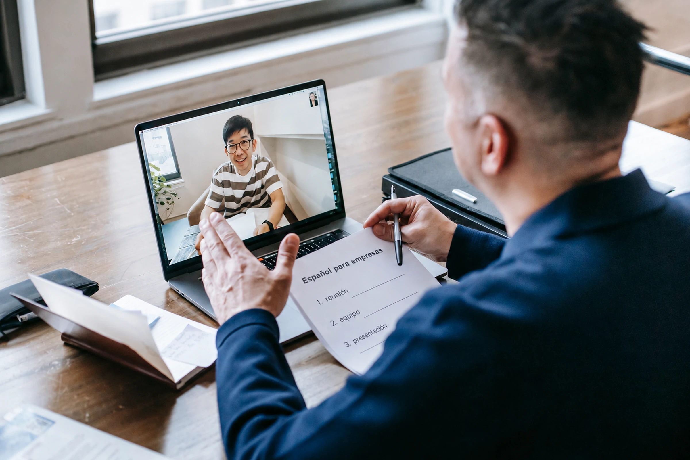 Profissional a participar numa formação por videoconferência