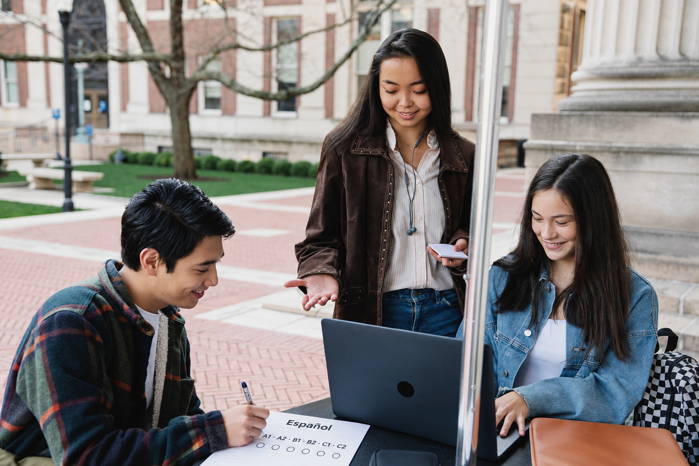 Grupo de estudantes a analisar materiais de estudo em conjunto