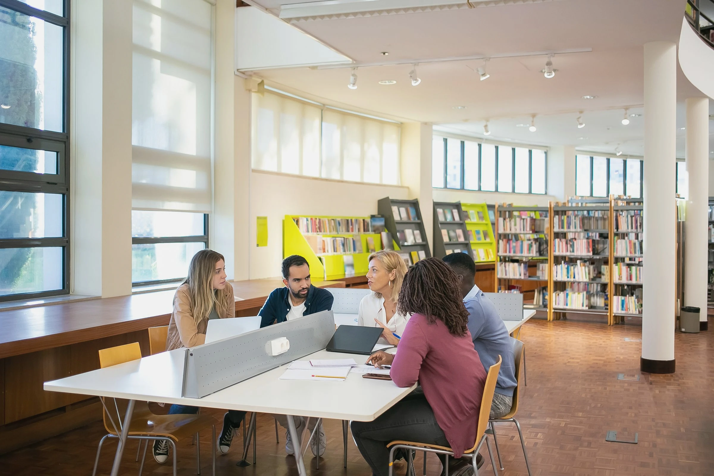 Adultos numa sessão colaborativa de aprendizagem